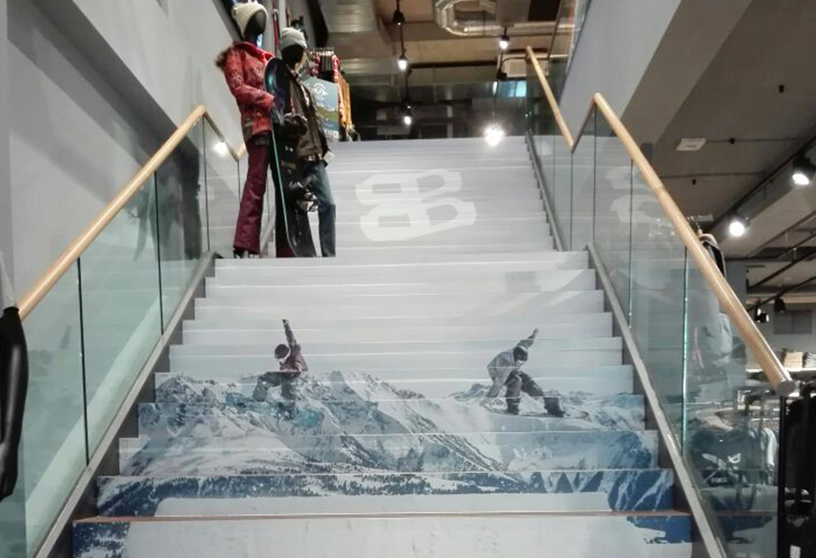 Planet Sports Folienbeklebung der Treppe